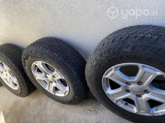 Llanta Jeep Wrangler 17 x 7.5 con neumático