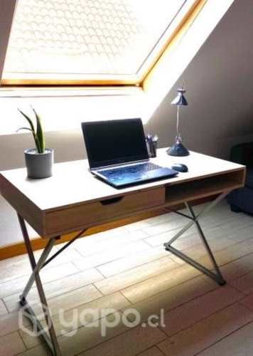 Escritorio amplio y firme