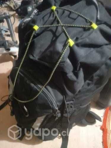 Mochila con carpa para cuatro personas