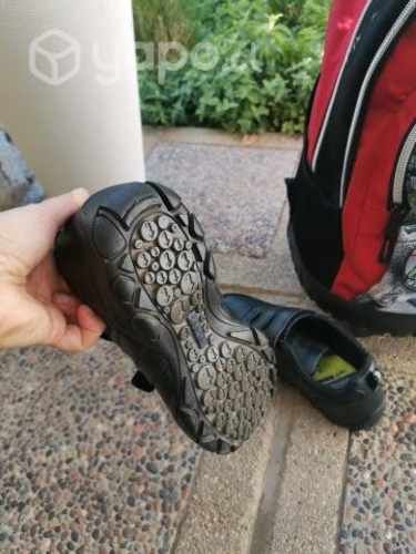 Zapatillas escolares cuero Teener y mochila Maui