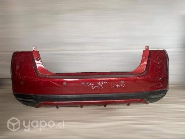 Parachoque trasero nissan versa 2020-2023
