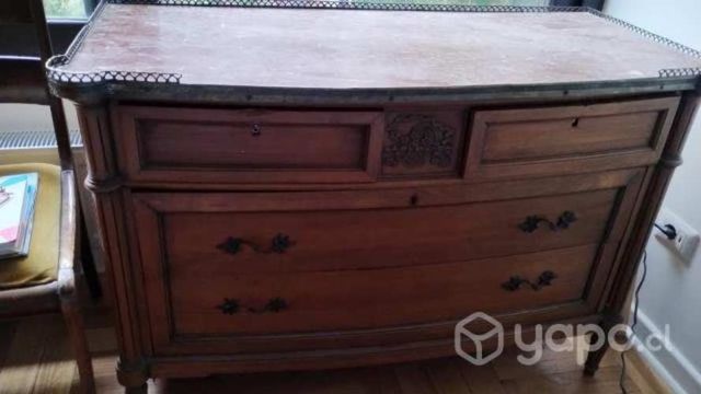 Cómoda antigua de madera con cubierta de marmol