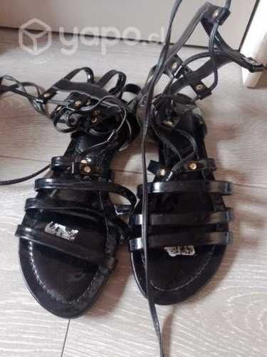 Sandalias bata con cordones