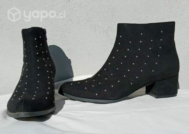 Botin negro con aplicaciones