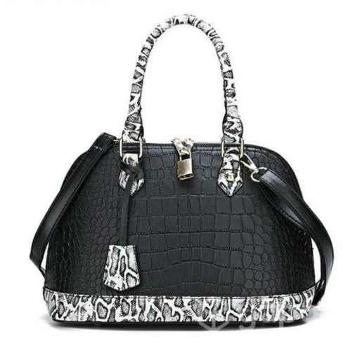 Cartera negra con aplicaciones animal print