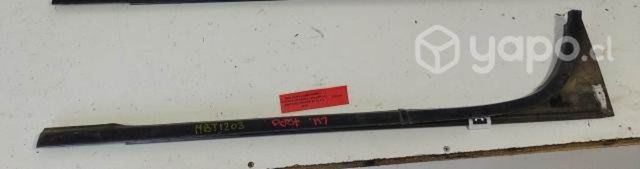 Moldura Lame Vidrio tras izq (MBT1203) BT50 2020