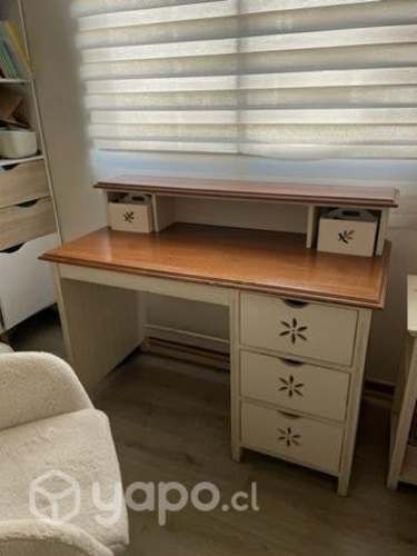 Escritorio de madera y velador con muy poco uso