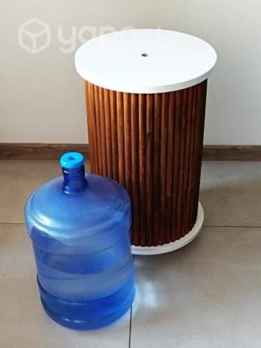 Mesa de madera para bidón de agua