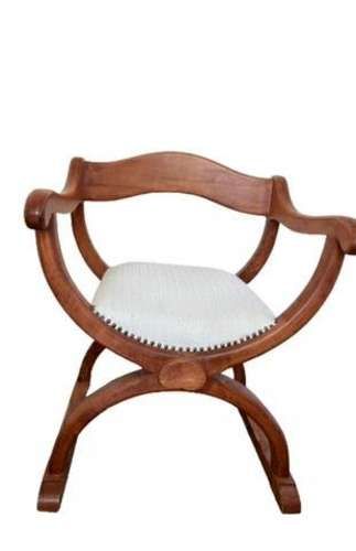 2 sitiales de madera tapiz blanco