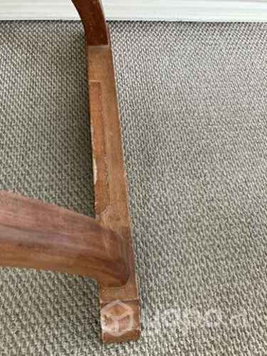 2 sitiales de madera tapiz blanco