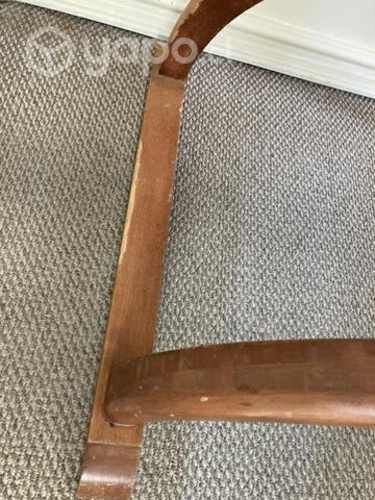 2 sitiales de madera tapiz blanco