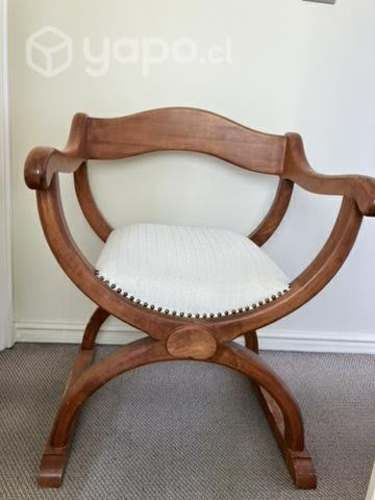 2 sitiales de madera tapiz blanco