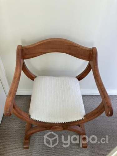 2 sitiales de madera tapiz blanco