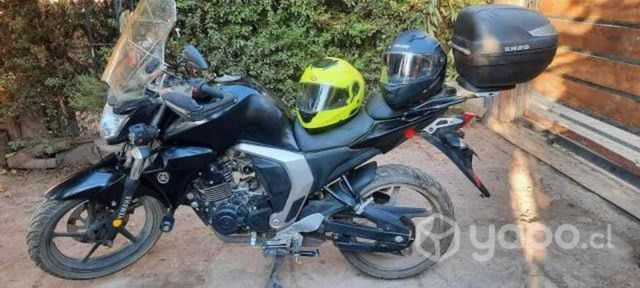 Moto Yamaha FZN150 (2 cascos incluidos)