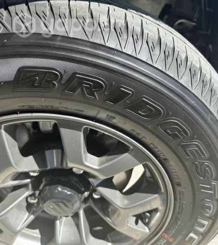 5 neumáticos de Jimny como nuevos