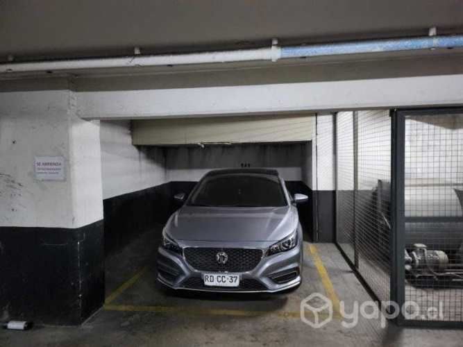 Amplio estacionamiento / Merced