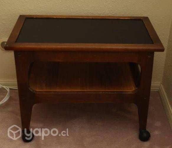 Mesa de madera y ruedas