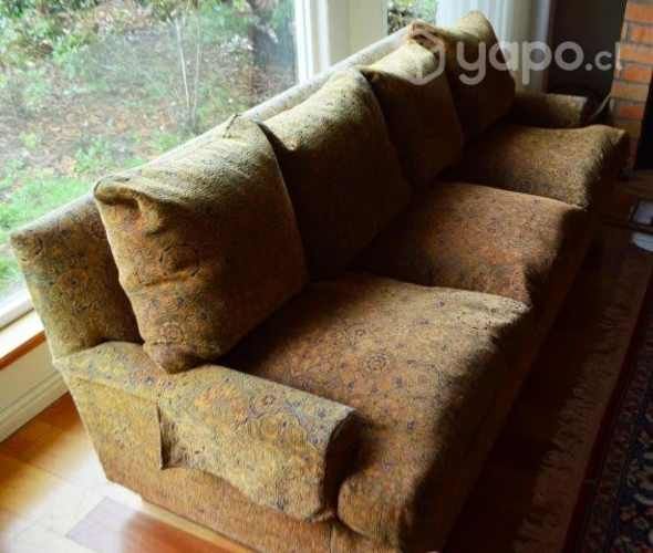 Sofá de tres cuerpos, relleno pluma y base madera