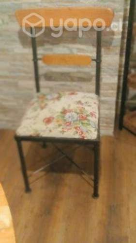 Comedor redondo con 4 sillas.