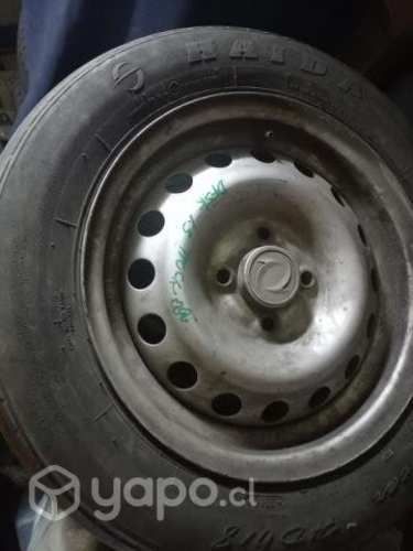 Varios neumáticos con llantas para DFSK