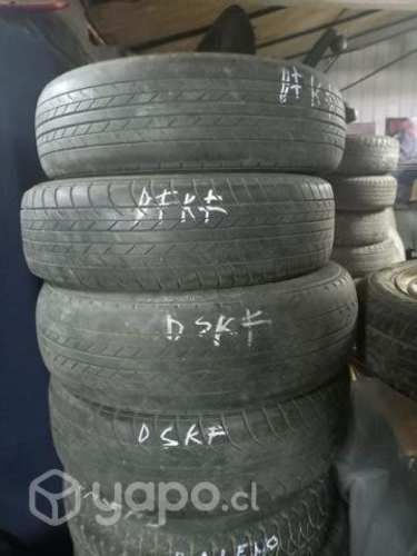 Varios neumáticos con llantas para DFSK