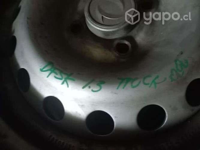 Varios neumáticos con llantas para DFSK