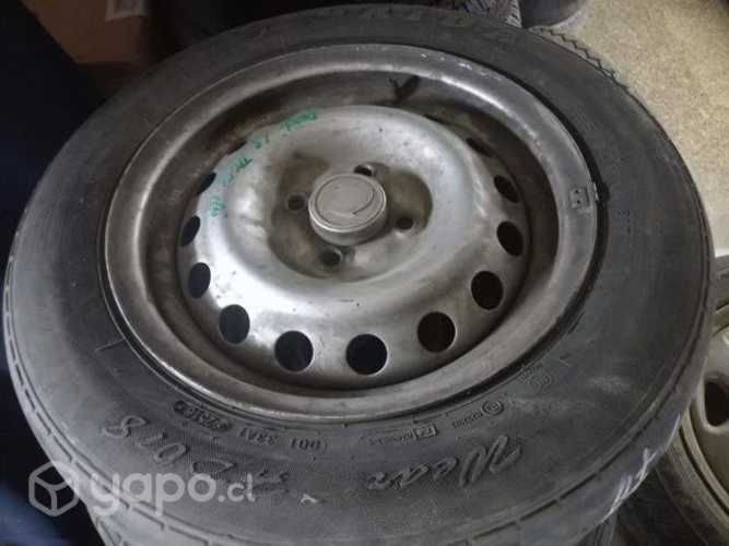 Varios neumáticos con llantas para DFSK