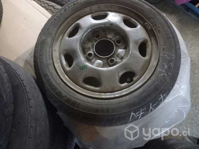 Varios neumáticos con llantas para DFSK