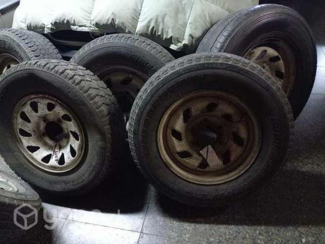 4 llantas con neumáticos para camioneta Mazda