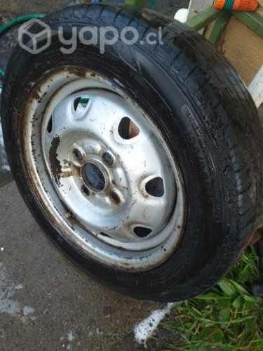 Llanta con neumáticos 155/65R13 excelente estado