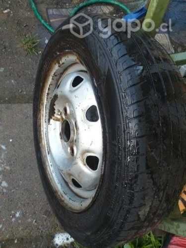 Llanta con neumáticos 155/65R13 excelente estado