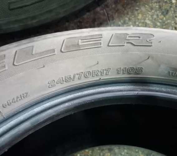 2 neumáticos Bridgestone 245-70-17 impecables