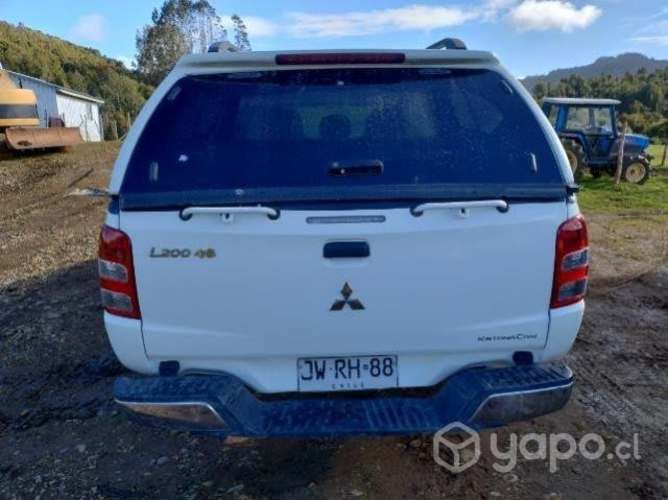 Camioneta MITSUBISHI L