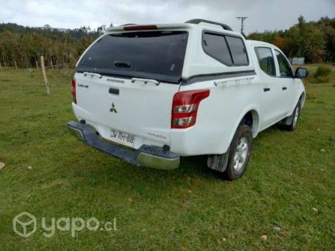 Camioneta MITSUBISHI L