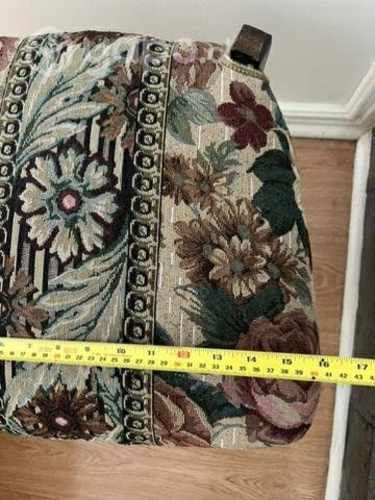 Silla sin respaldo antigua