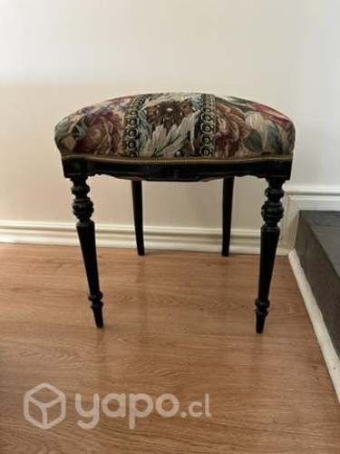 Silla sin respaldo antigua