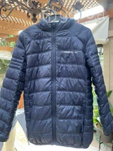 Parkas azules 2 de mujer y 1 hombre colegio