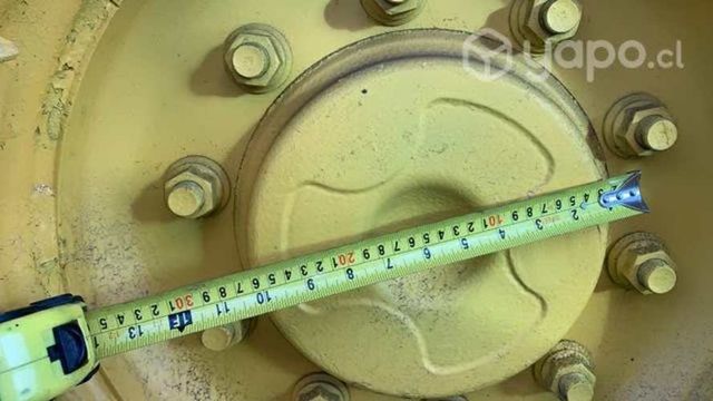 Neumático con llanta retro komatsu