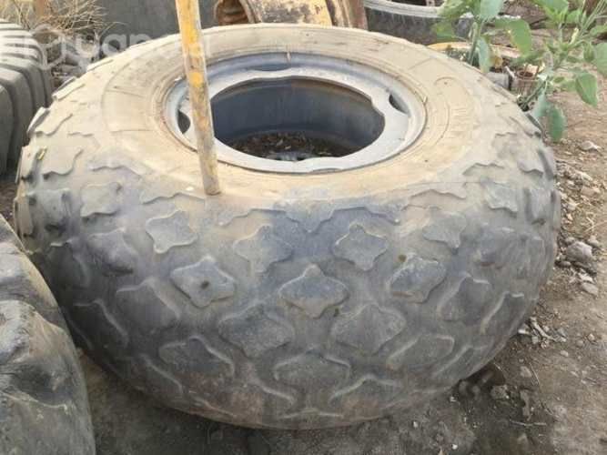 Neumático Bomag impecable estado operacional