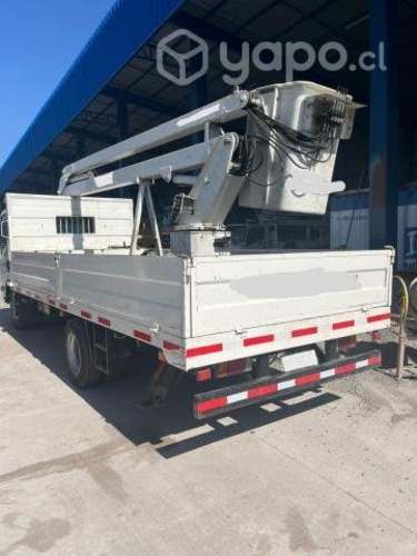 Camión Chevrolet NPR 816 con Alzahombre