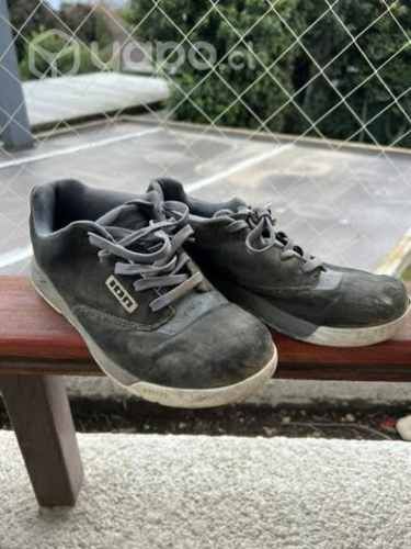 Zapatos de bicicleta marca Ion grises talla 42