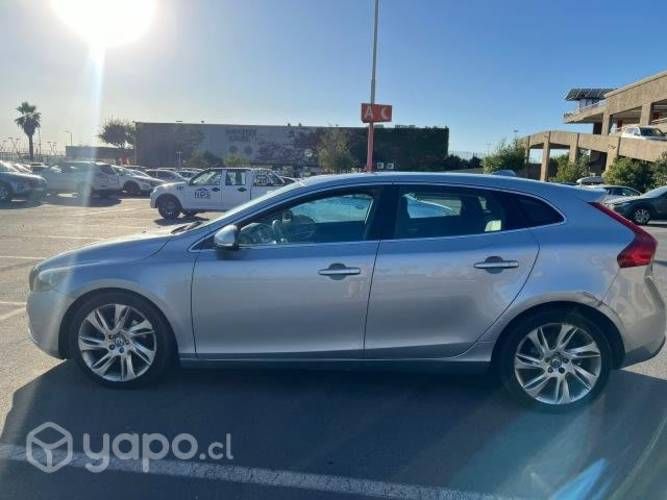 Volvo v40 2014