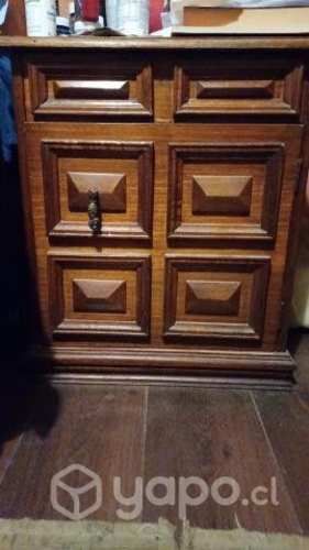 Dos veladores de buena madera