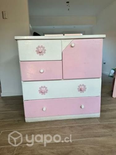 Cómoda niña realizada por carpinteros
