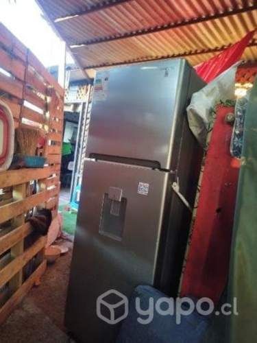 Refrigerador DAEWOO impecable.