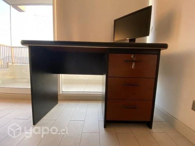 Escritorio impecable con 3 cajones