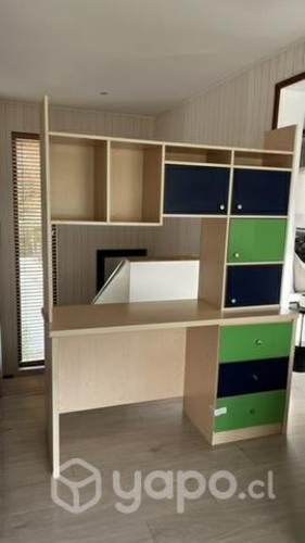 Escritorio con repisa