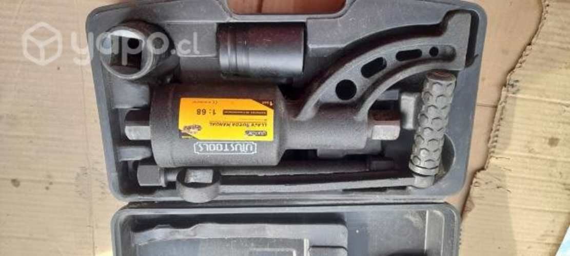 Llave rueda manual.