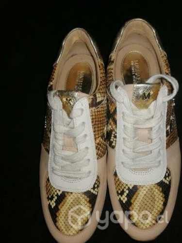 Zapatillas Mk y guess