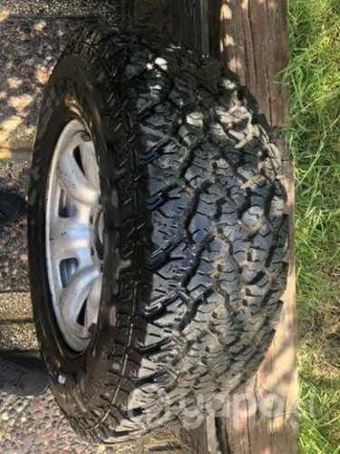 Neumático 255/70/R16 y llanta fierro